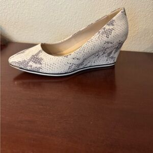 Kenneth Cole Reaction Cream and Gray Wedges